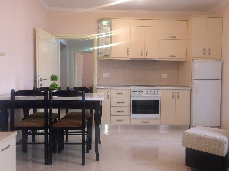 Apartament me qira ditore