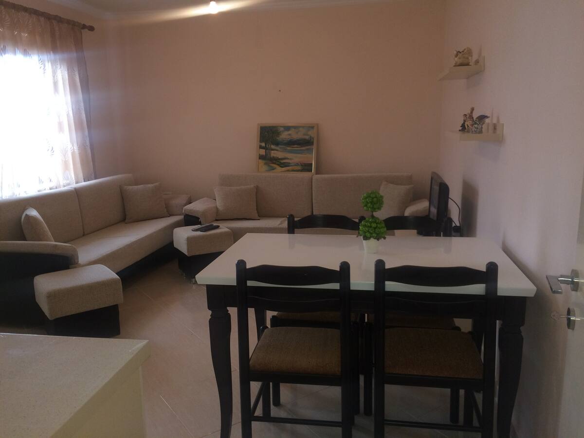 Apartament me qira ditore