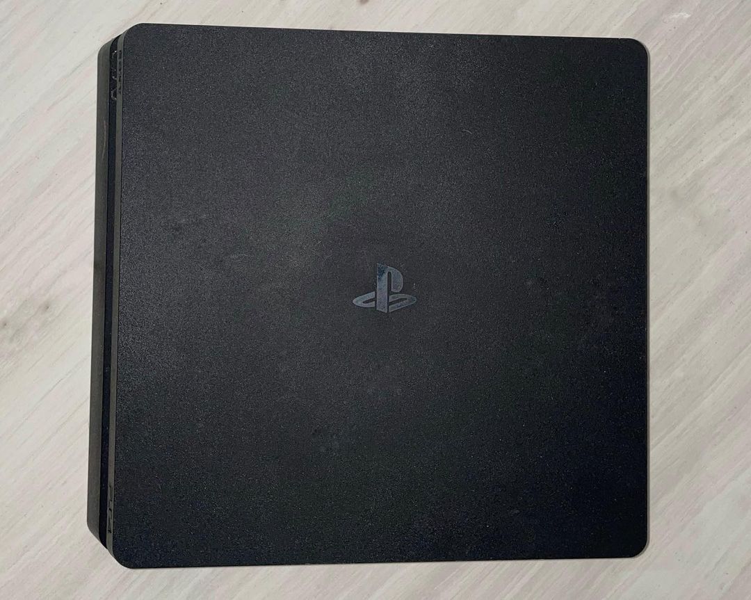   Ps4 Slim 500GB me 2 leva dhe 6 lojra