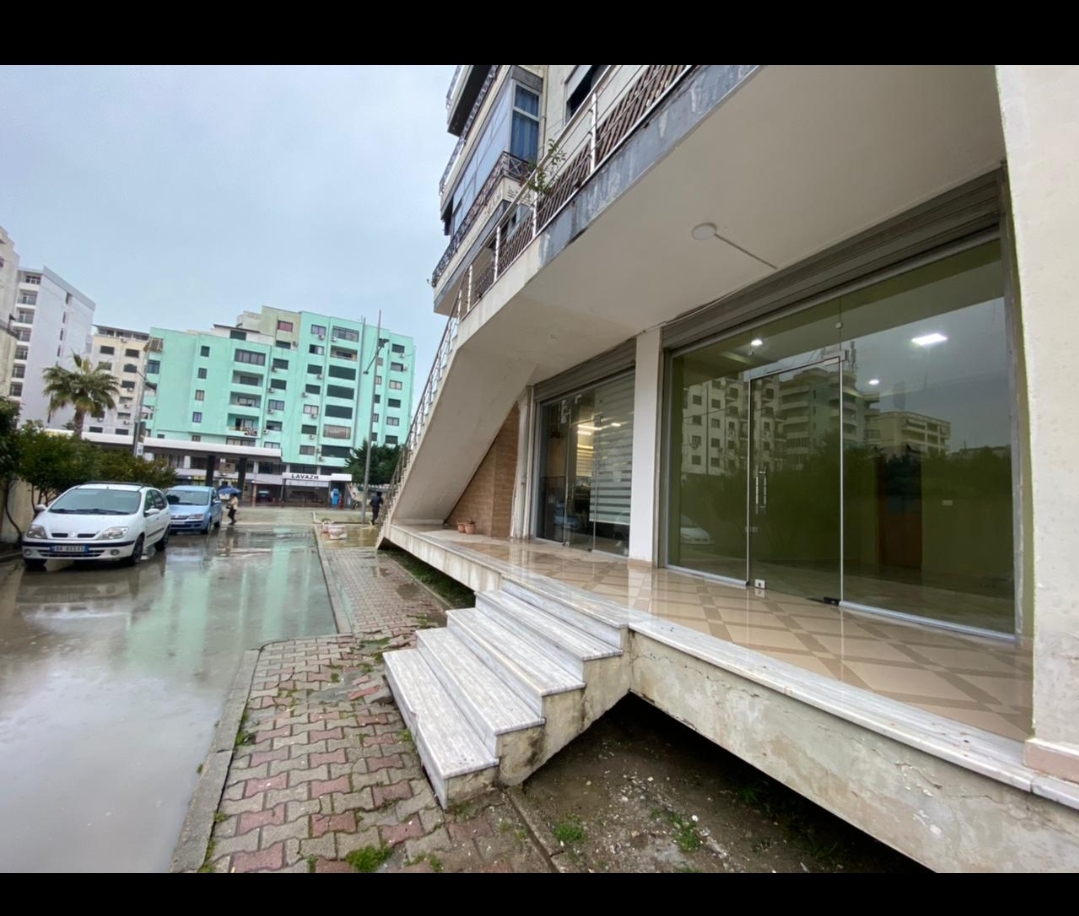 Lokal ne zonen e plazhit Durres