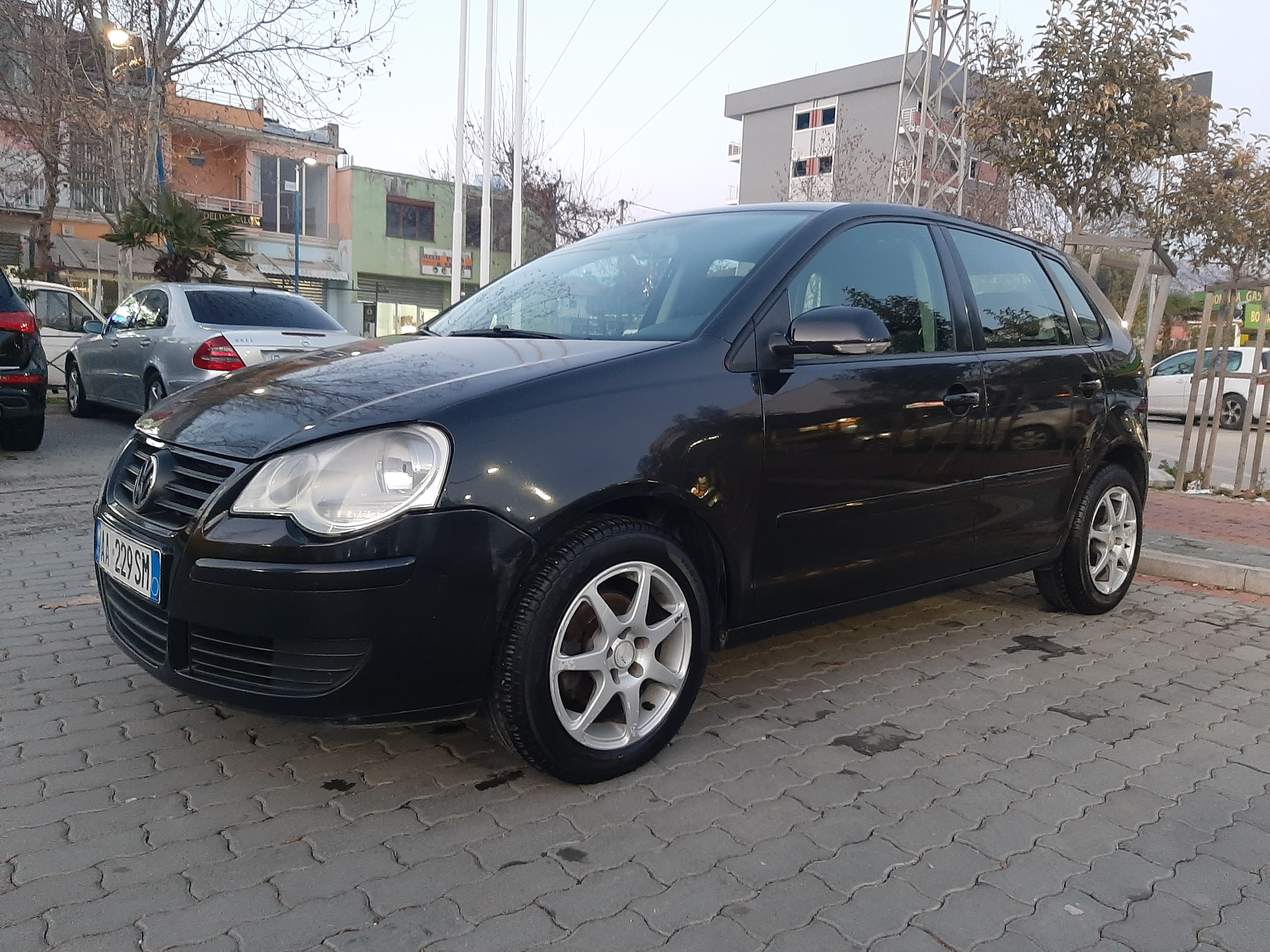 Shitet Polo shume ekonomike
