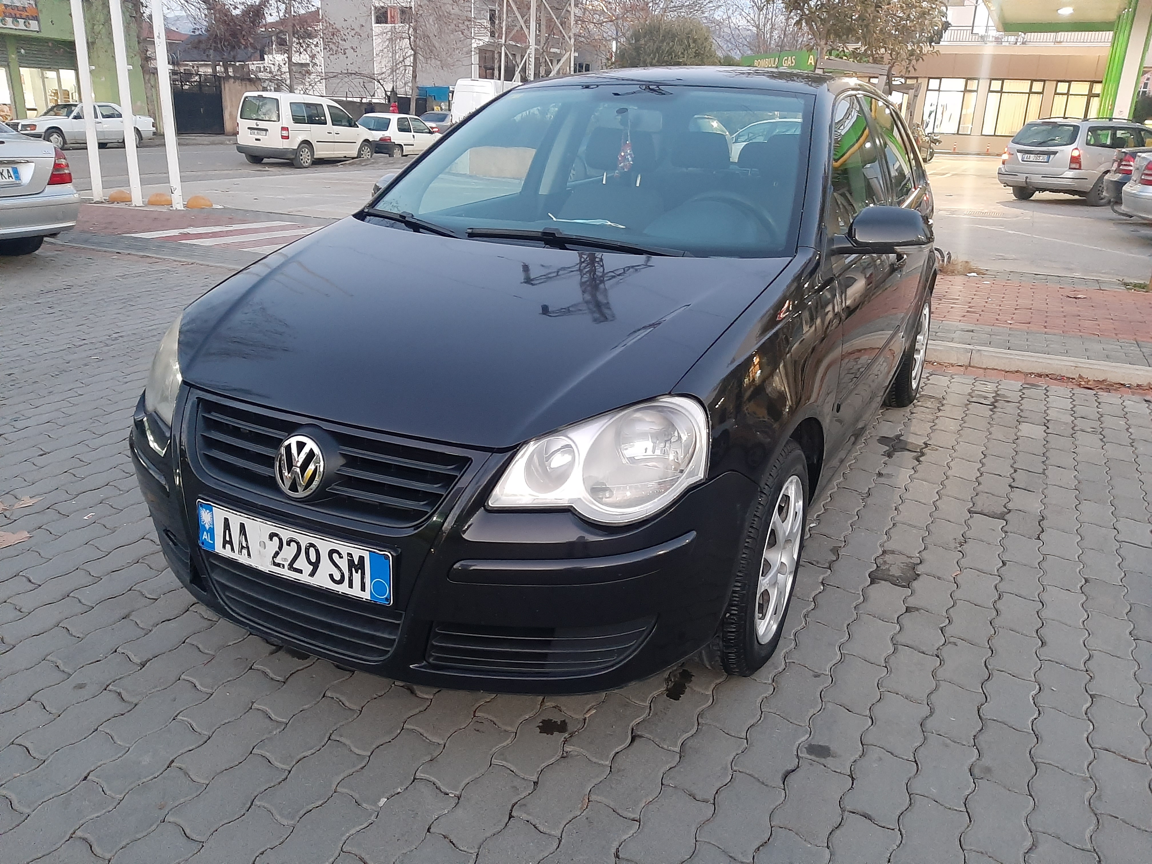 Shitet Polo shume ekonomike