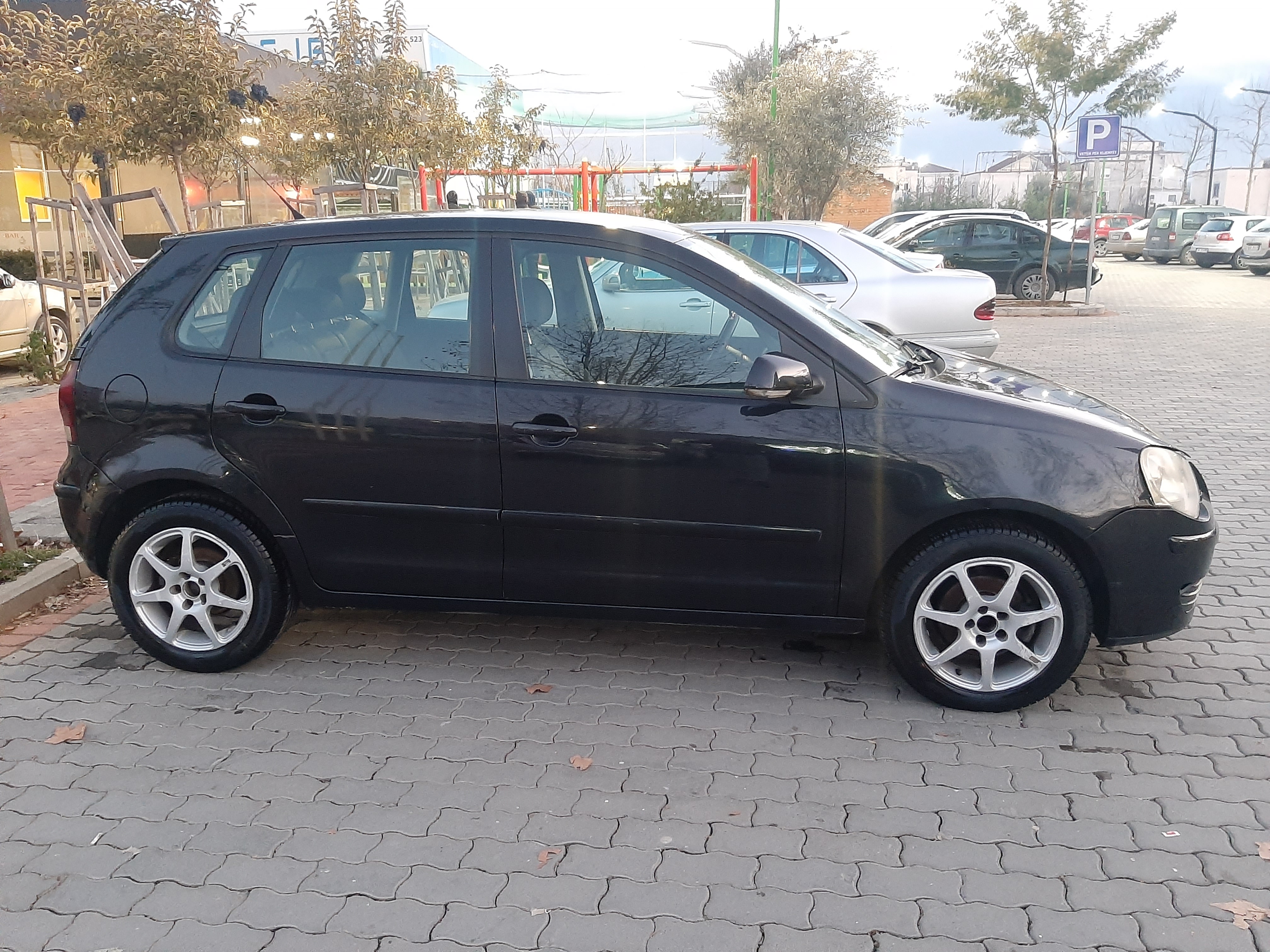 Shitet Polo shume ekonomike